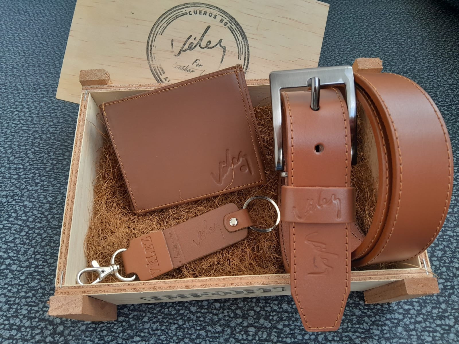 COMBO x 4 Incluye Correa + Billetera + Llavero + Caja Madera